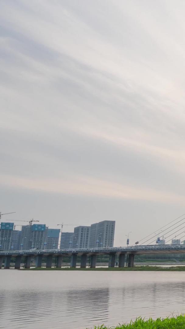 日夜延迟的西安市淞邈新区彩虹桥视频的预览图