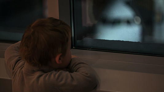 男孩看着飞机视频的预览图