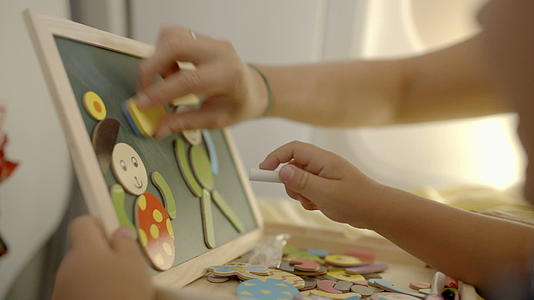通过游戏和绘画来教育孩子视频的预览图