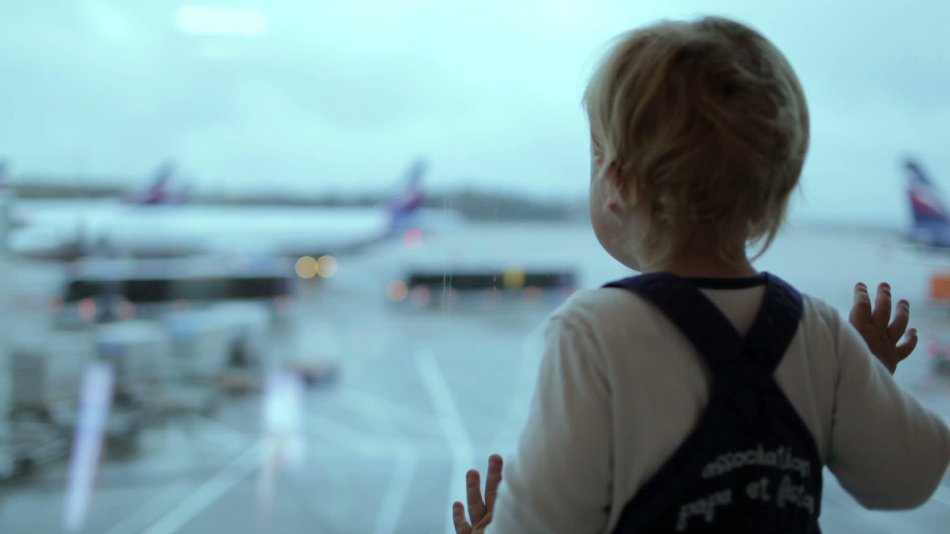 男孩在机场视频的预览图