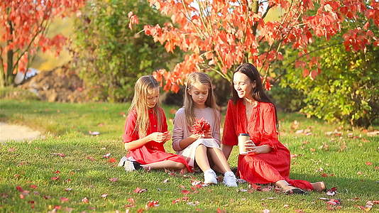 秋天和妈妈在户外公园的小女孩视频的预览图