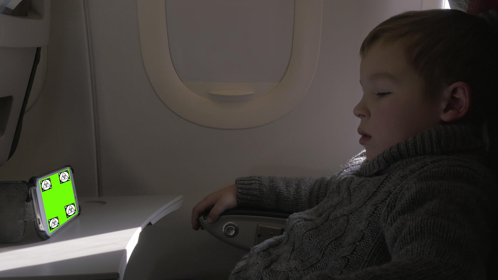 孩子们在智能手机上看着飞机染色体键上的东西视频的预览图