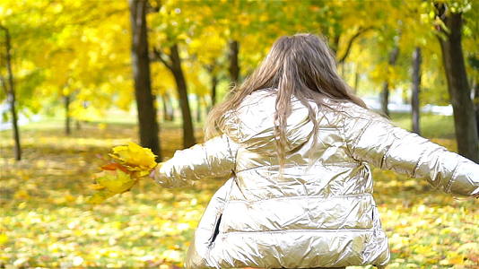 秋天和妈妈在户外公园的小女孩视频的预览图