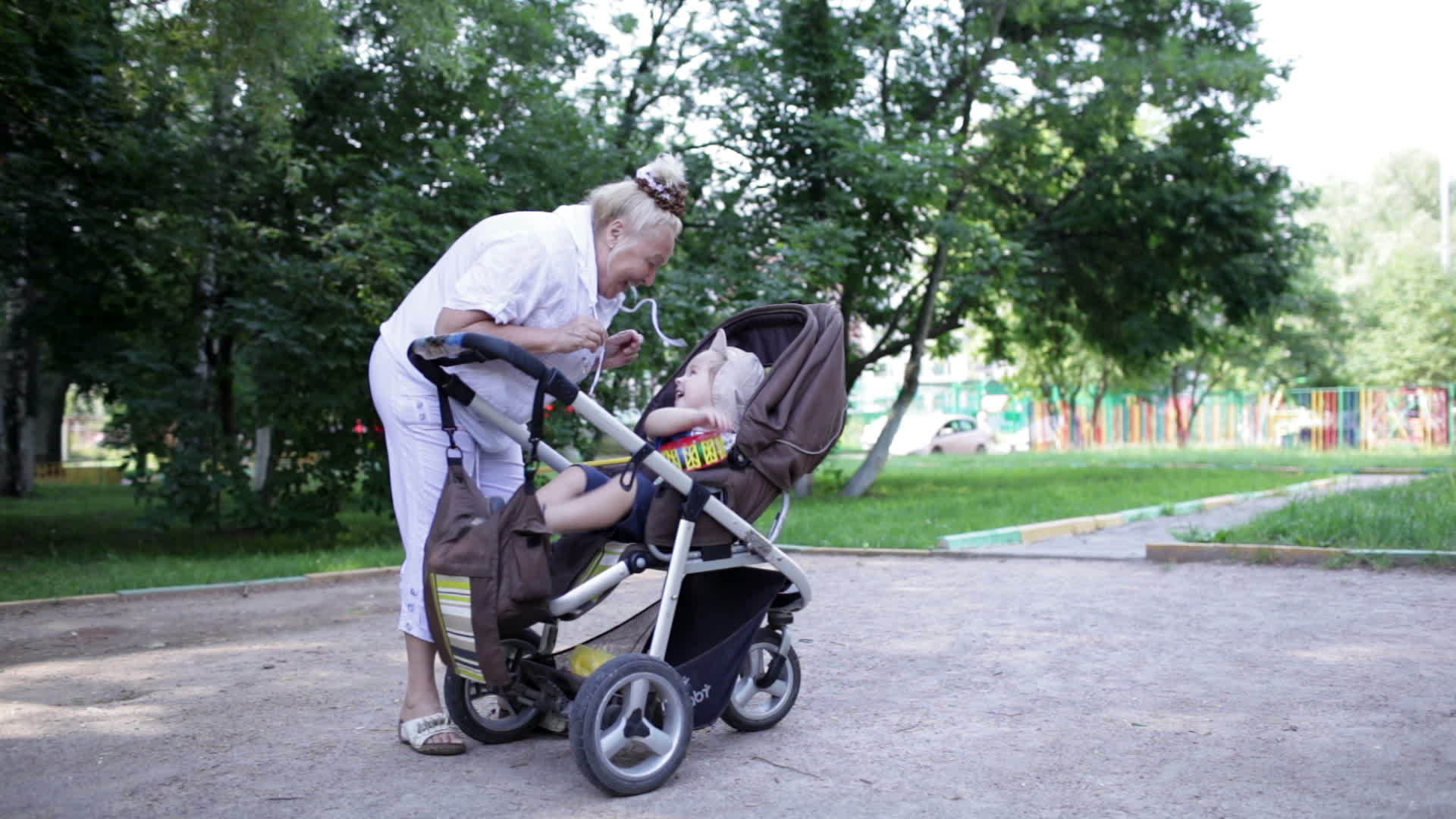 奶奶和孙子在院子里玩视频的预览图