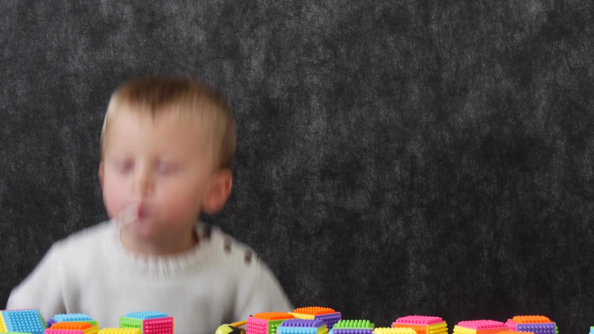 两岁的孩子玩立方体视频的预览图