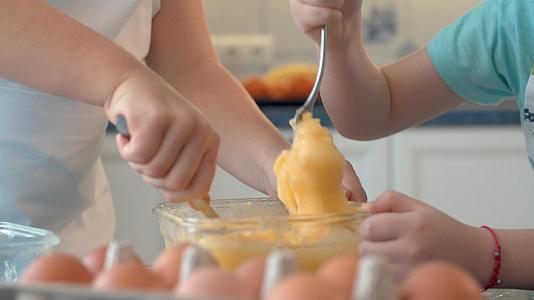 把黄油和糖和鸡蛋混合在一起视频的预览图