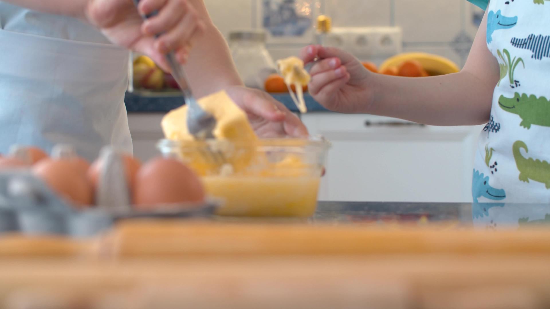儿童烹饪糕点视频的预览图
