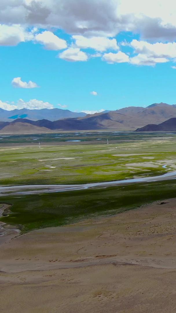 西藏高原地貌和公路视频航拍视频的预览图