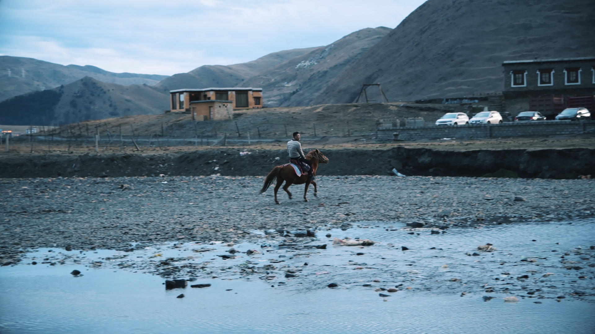 4K西藏人骑马过河视频的预览图
