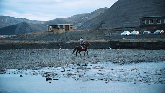 4K西藏人骑马过河视频的预览图
