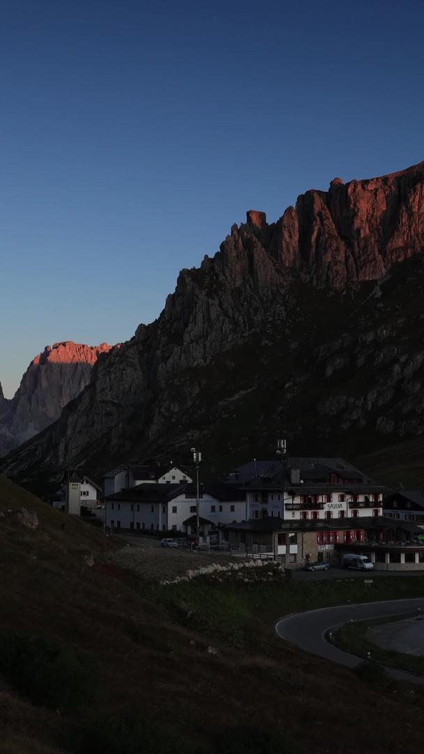 阿尔卑斯山谷延迟视频被日出照亮视频的预览图