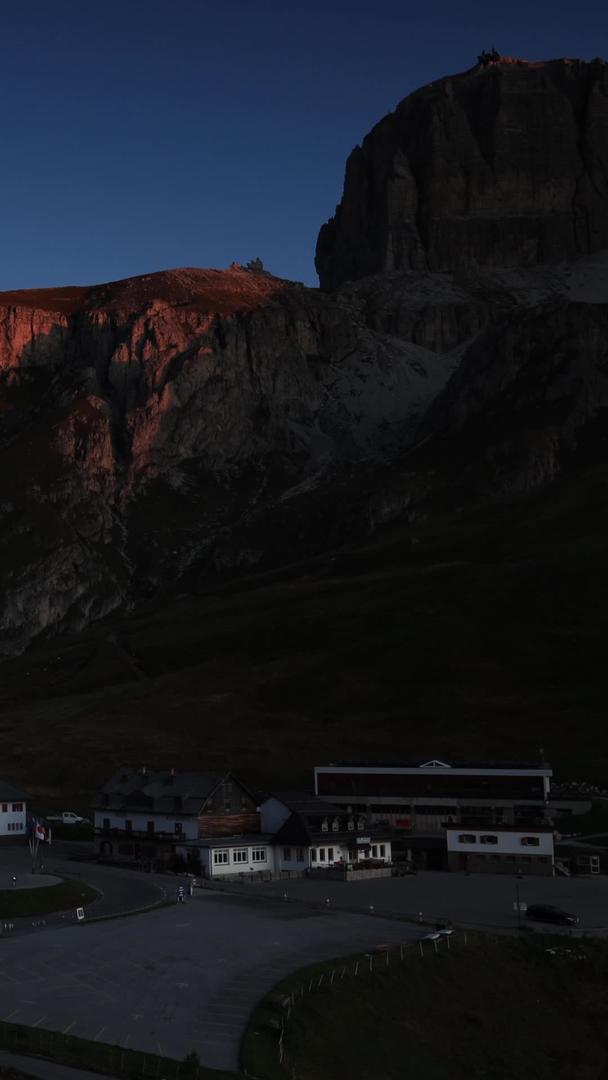 阿尔卑斯山谷延迟视频被日出照亮视频的预览图