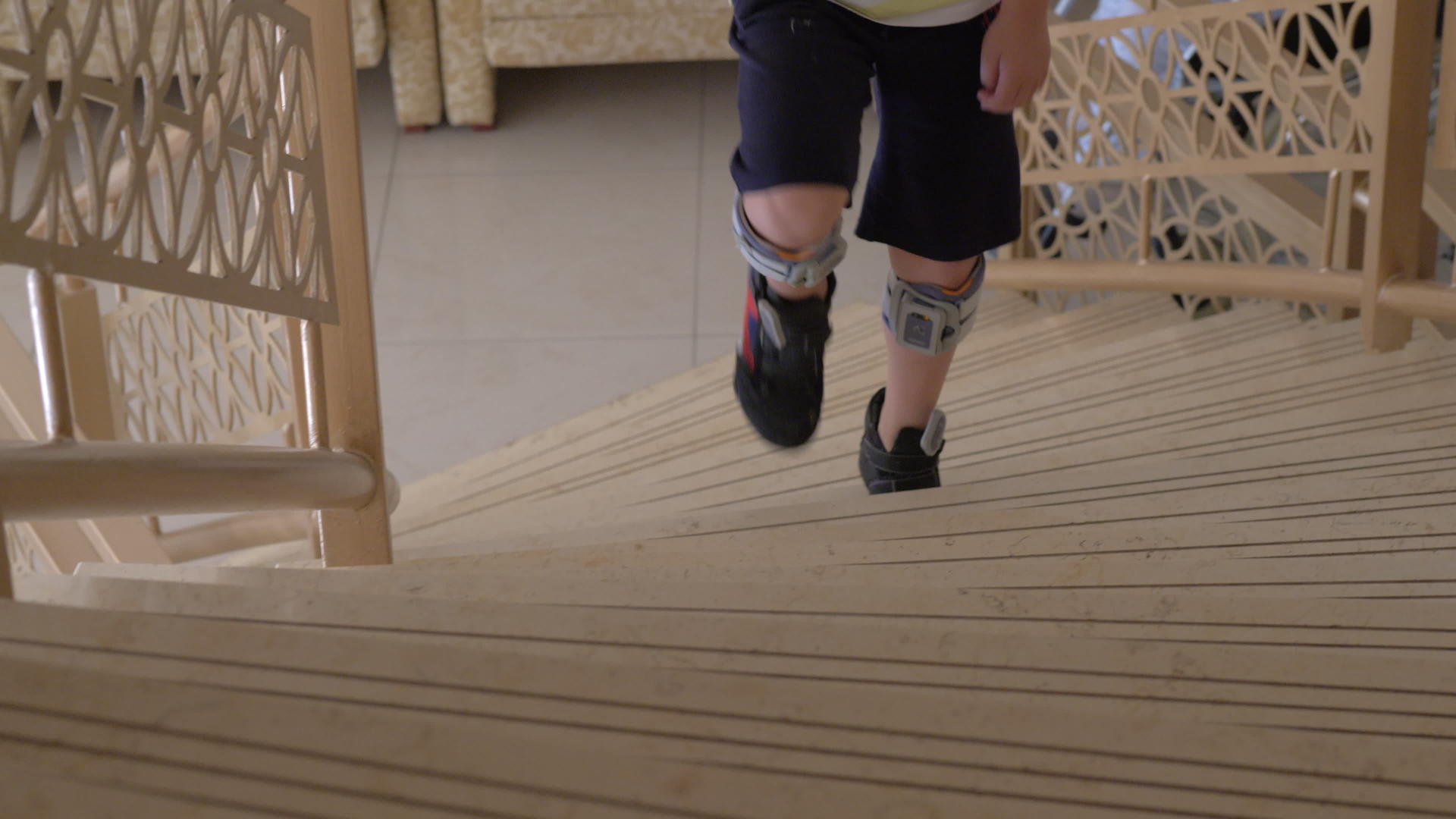 步行在上楼fes儿童脚下系统的治疗视频的预览图