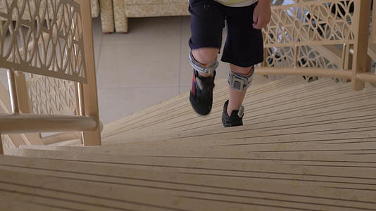 步行在上楼fes儿童脚下系统的治疗视频的预览图