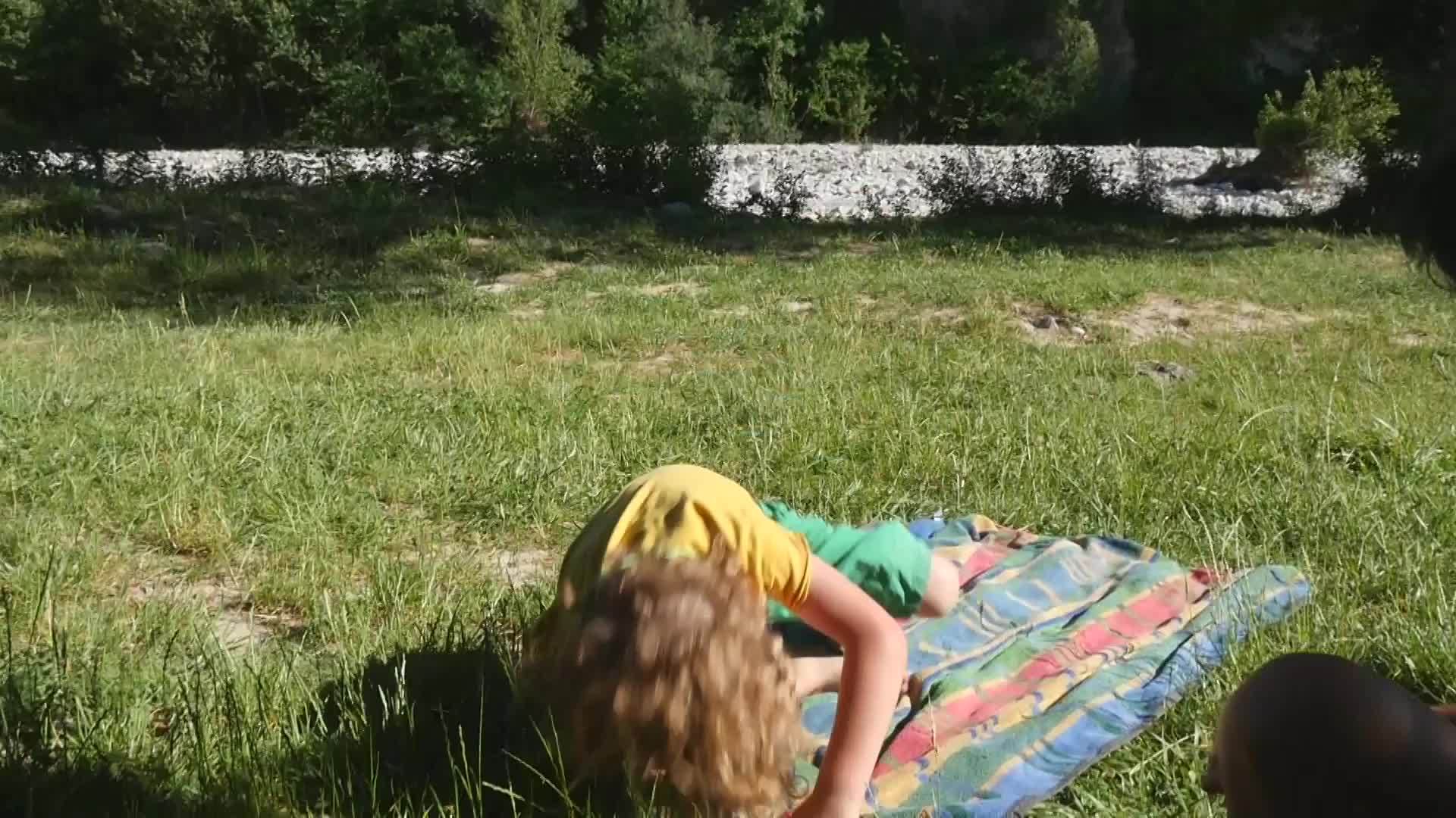金发男孩在草地上玩耍视频的预览图