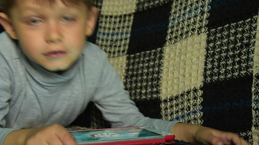 孩子要玩平板电脑Pc视频的预览图