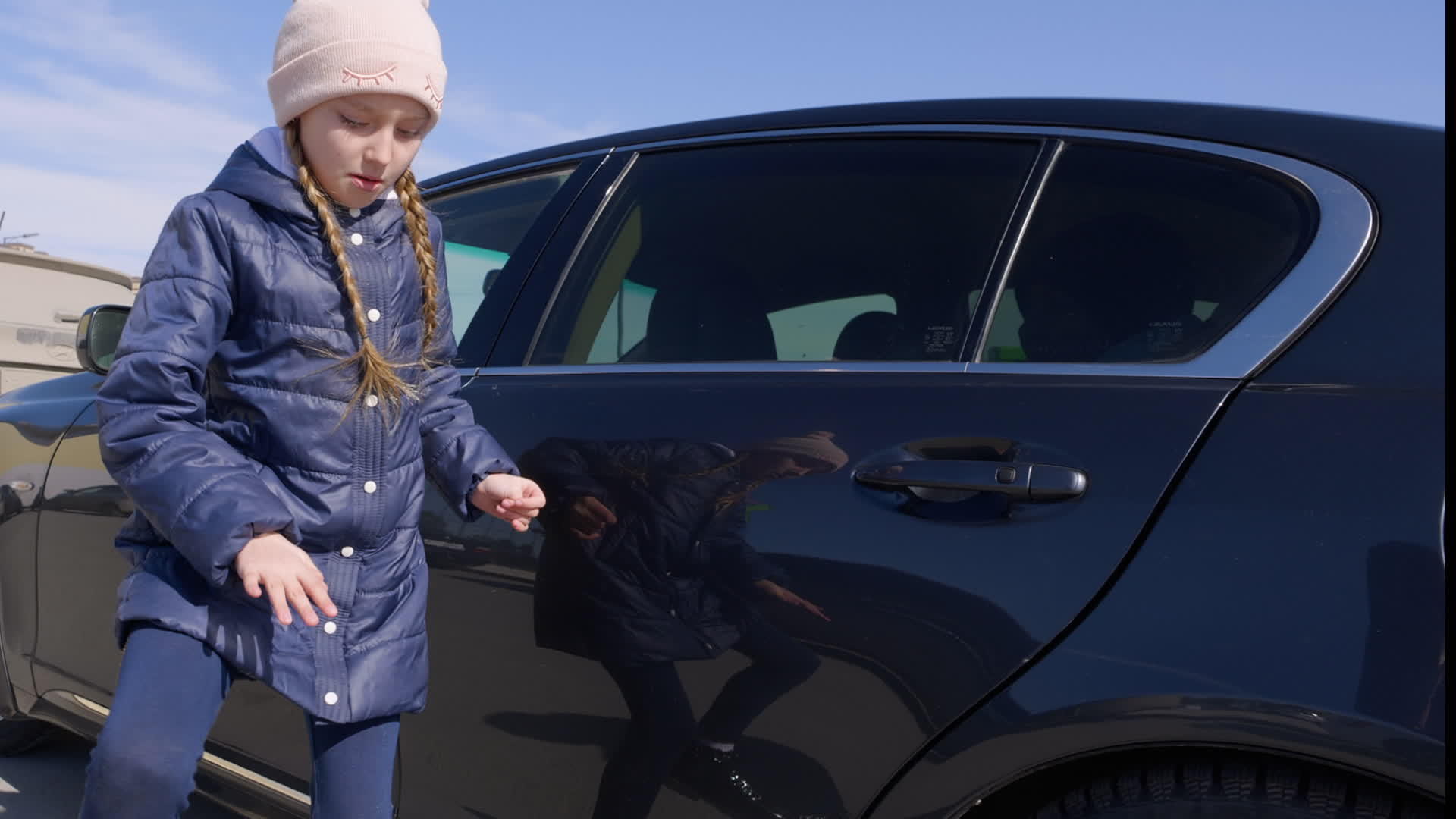 穿着冬衣的女孩在车旁跳舞视频的预览图
