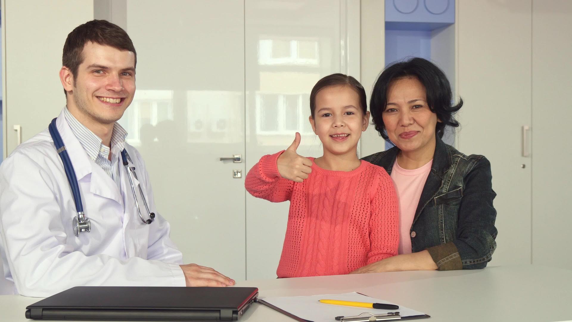 小女孩在医生旁边露出了拇指视频的预览图