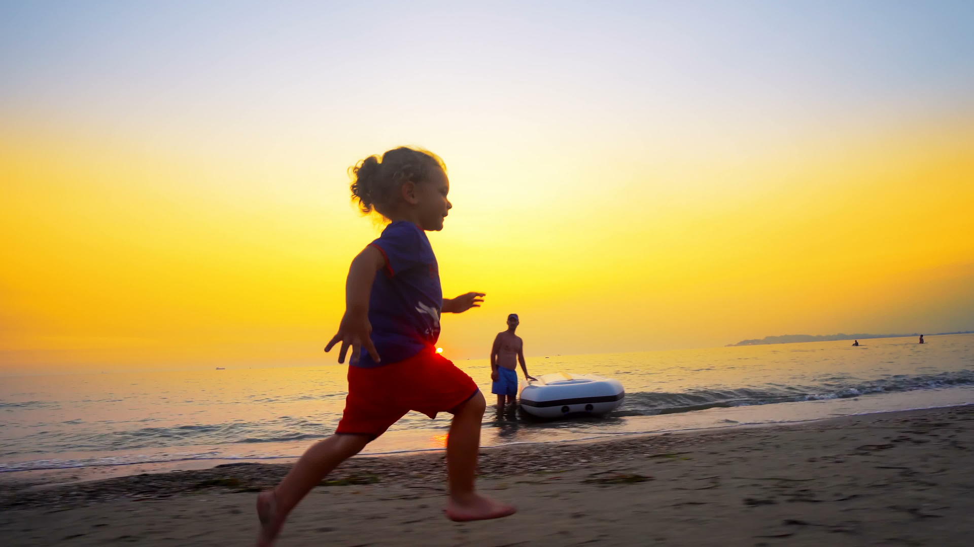 孩子们跑下海滩日落的阳光照耀着背景视频的预览图