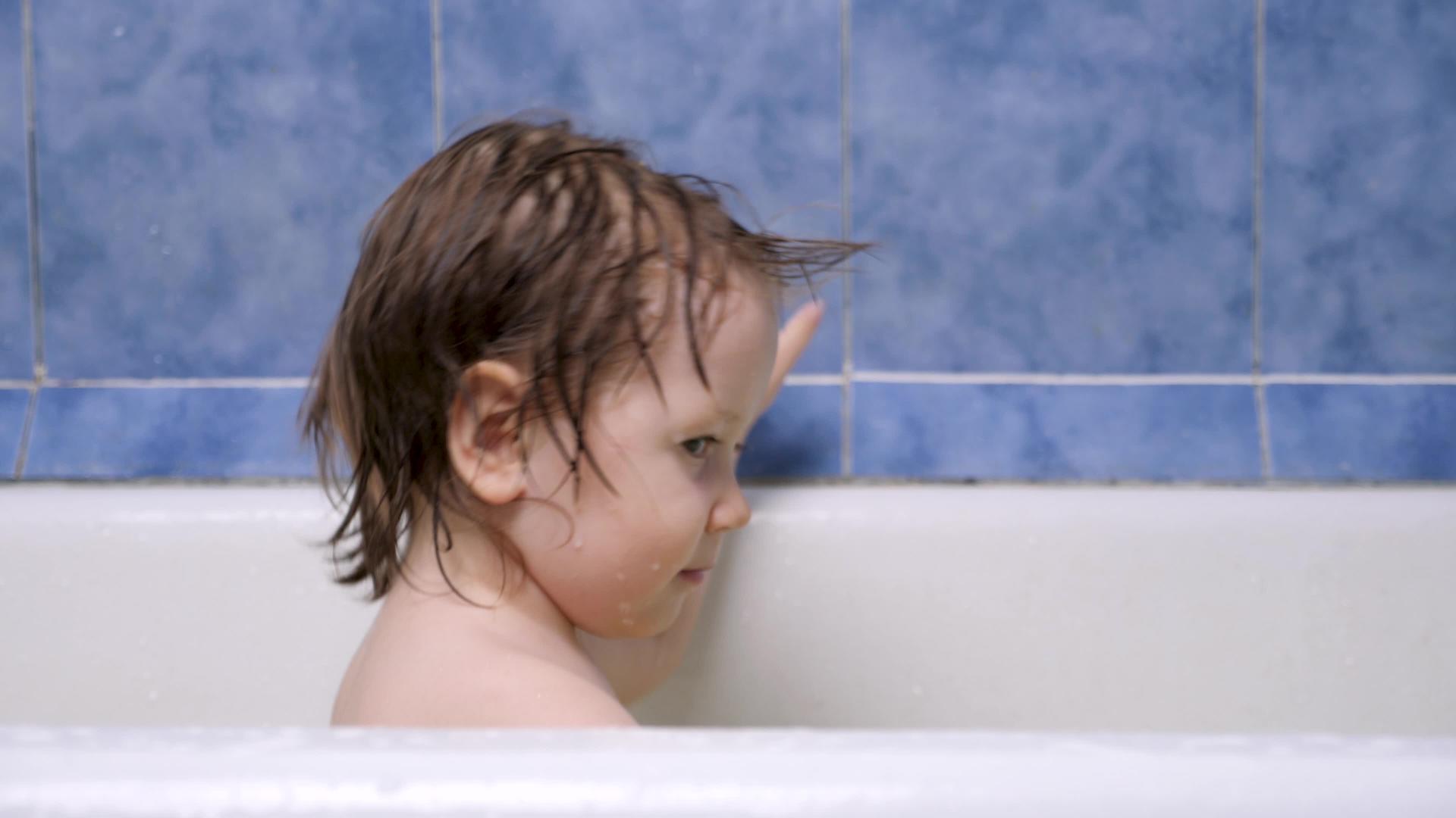 有魅力的女孩洗澡视频的预览图