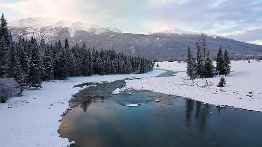 冬季新疆喀纳斯河水云彩视频的预览图