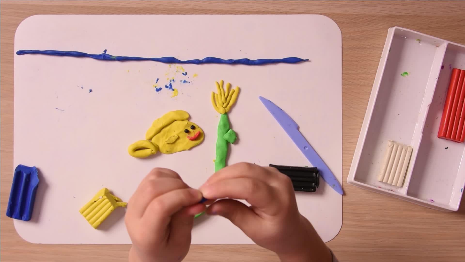儿童雕像的手工元素从塑料手工雕塑中雕刻了一次在木板的顶部关闭视频的预览图