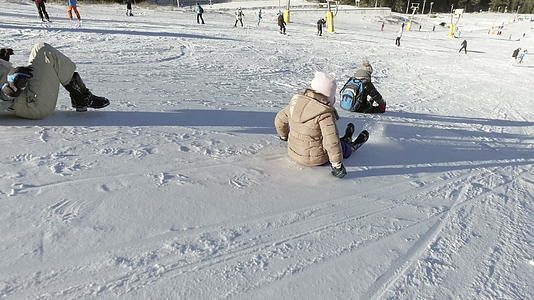 冬天有趣的雪快乐的孩子在冬天滑雪视频的预览图