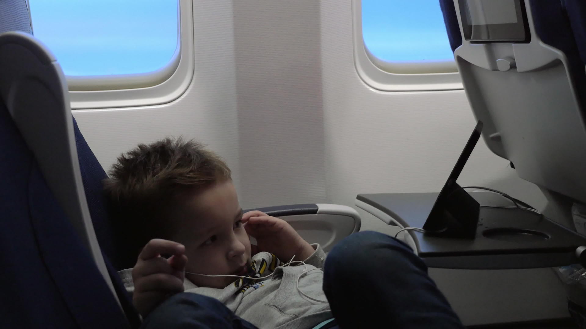 儿童在飞机上使用手机视频的预览图