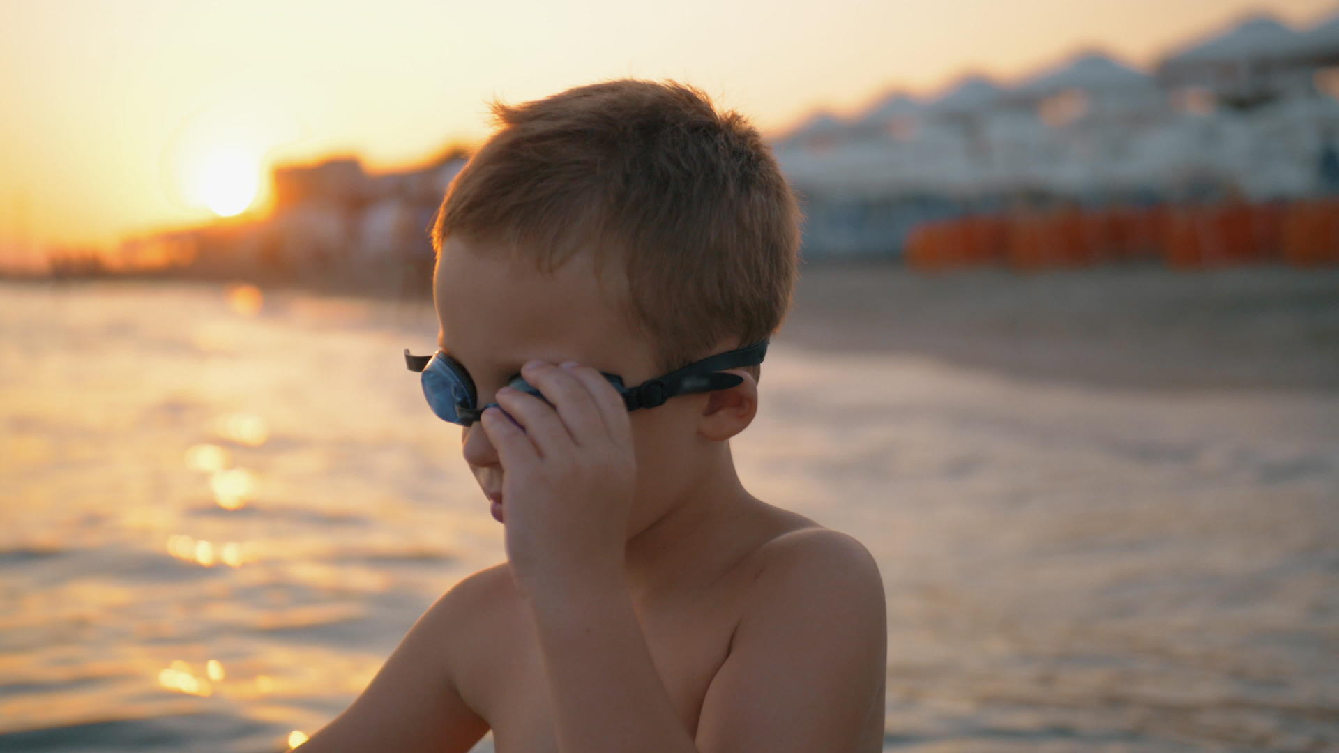 日落时戴护目镜的孩子视频的预览图