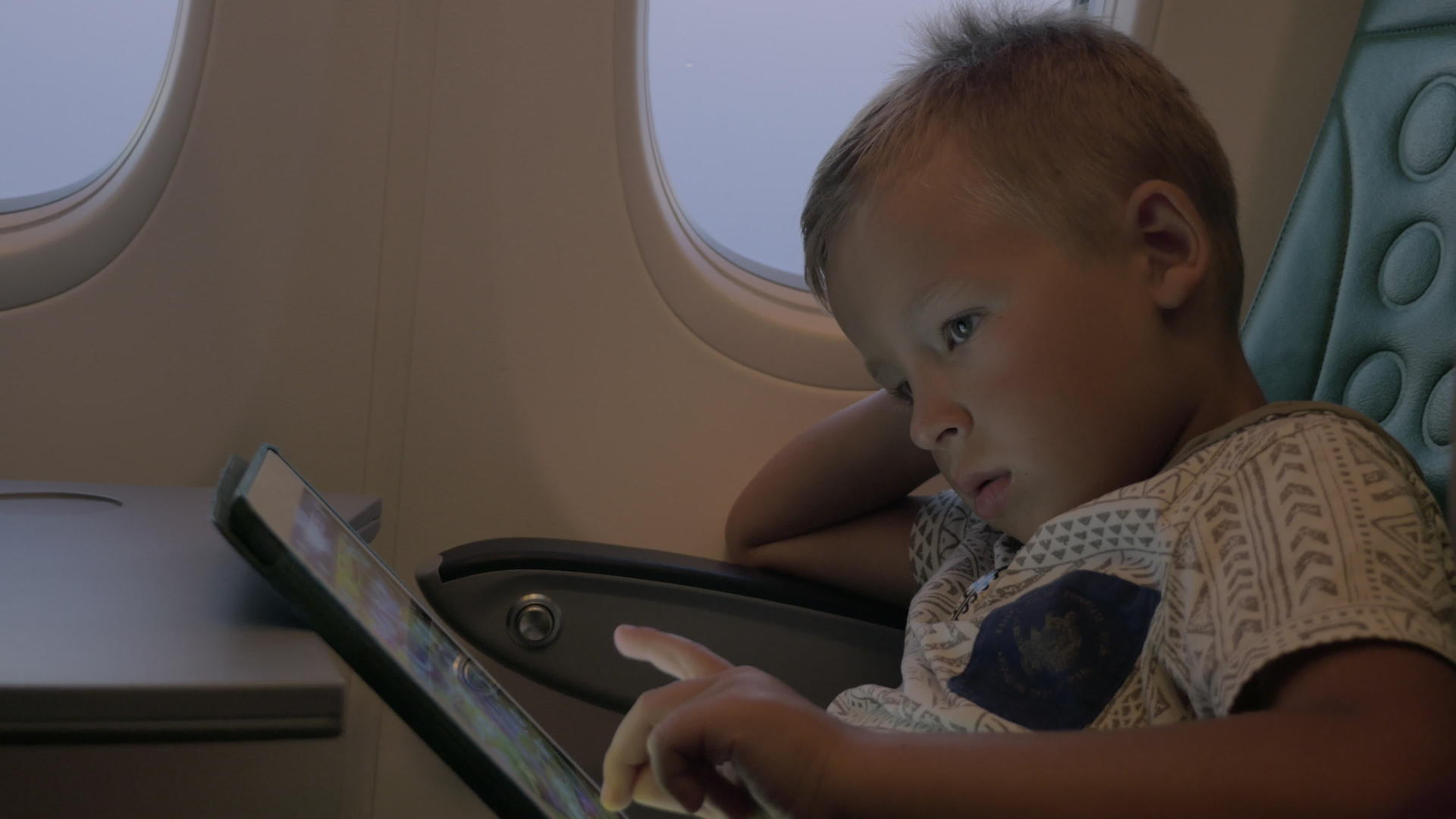 儿童在飞行中使用触摸屏视频的预览图