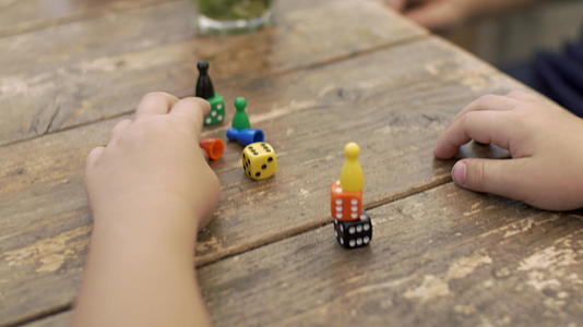 儿童玩骰子和橱柜视频的预览图