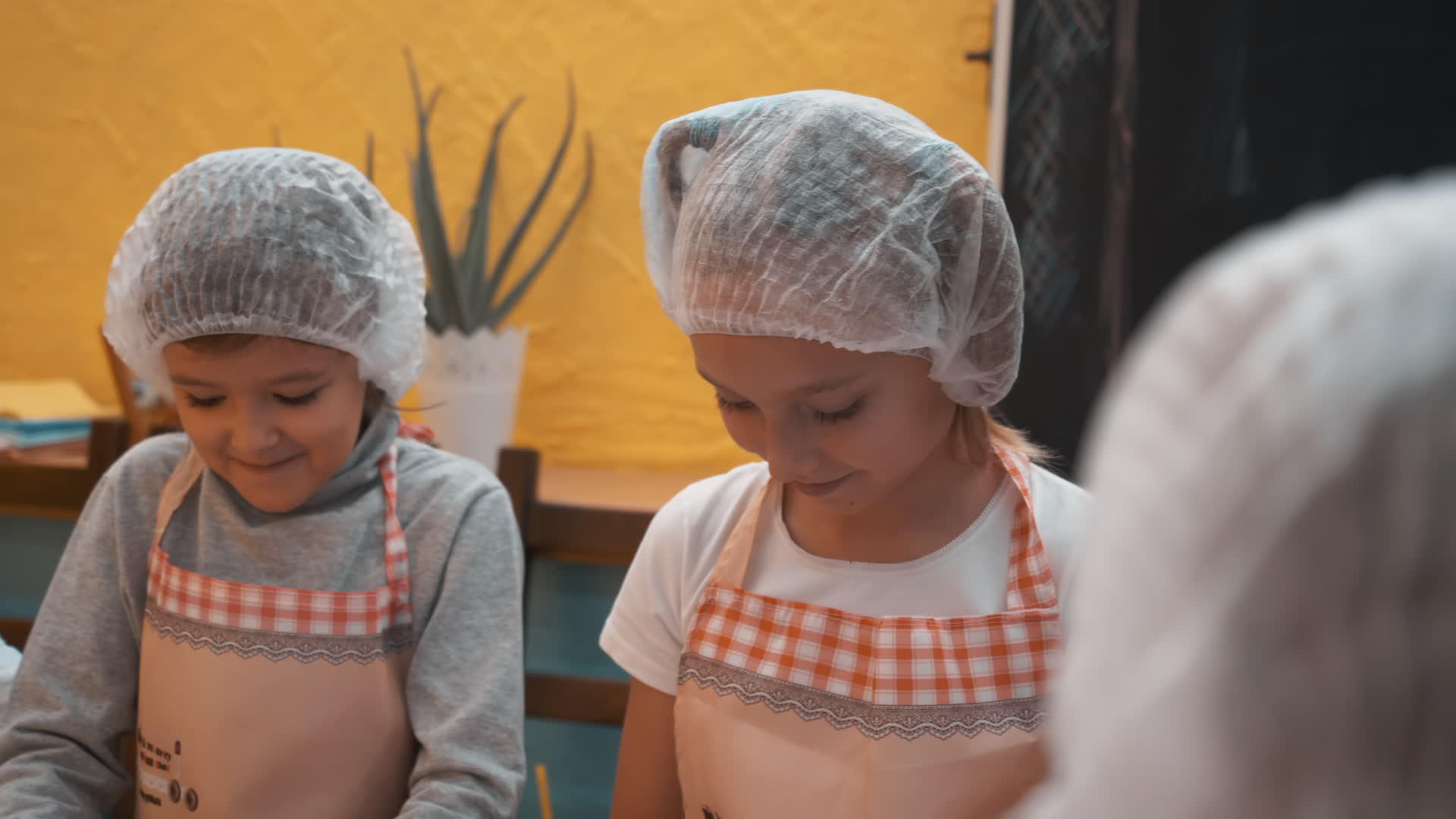快乐的孩子们在烹饪课上赚钱为烘焙派准备面粉视频的预览图