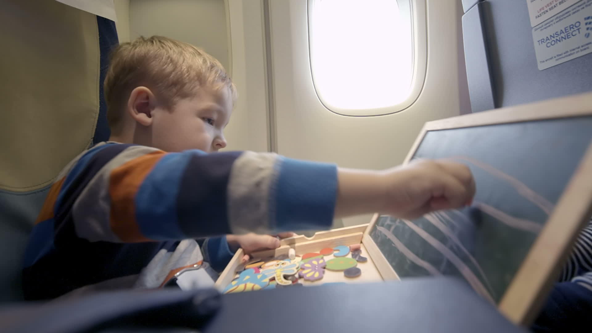 男孩在飞机上用粉笔画画视频的预览图