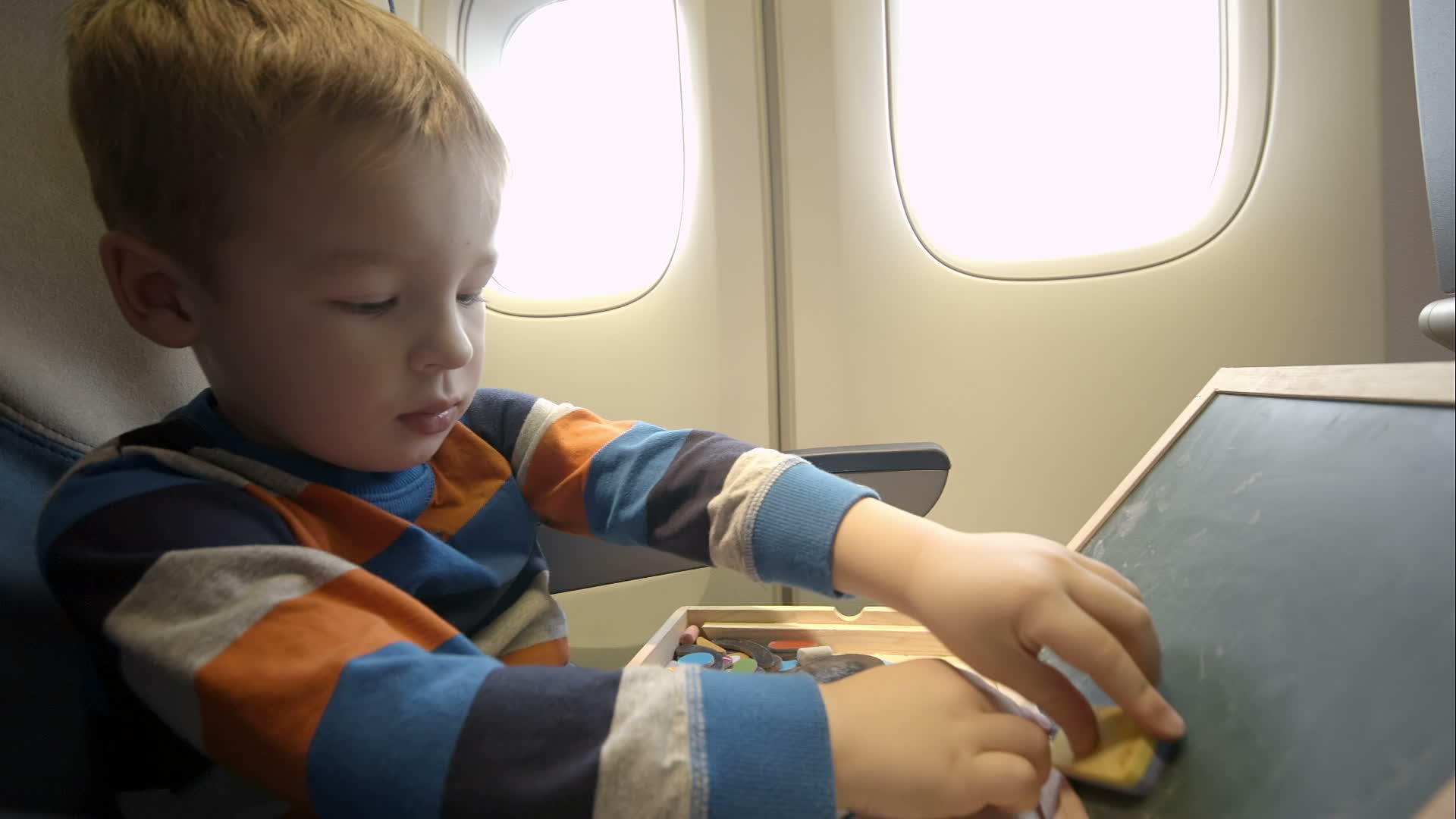 小男孩在飞机上使用木箱视频的预览图