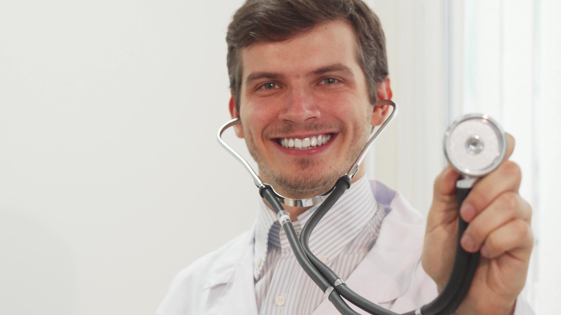 可爱的医生指着摄像机指着他的听诊器视频的预览图