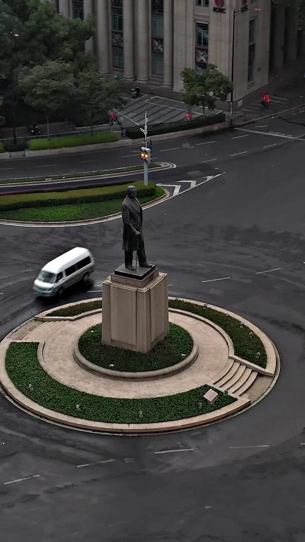 南京新街口CBD城市地标孙中山铜像日出航拍视频的预览图