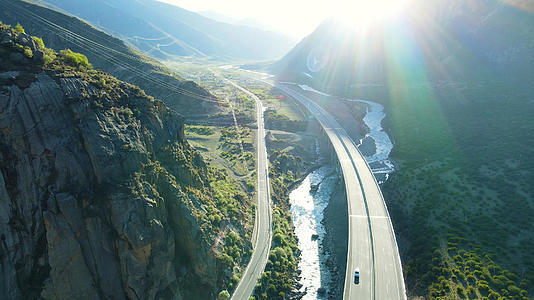 4K航拍阳光高速公路积极向上希望梦想视频的预览图