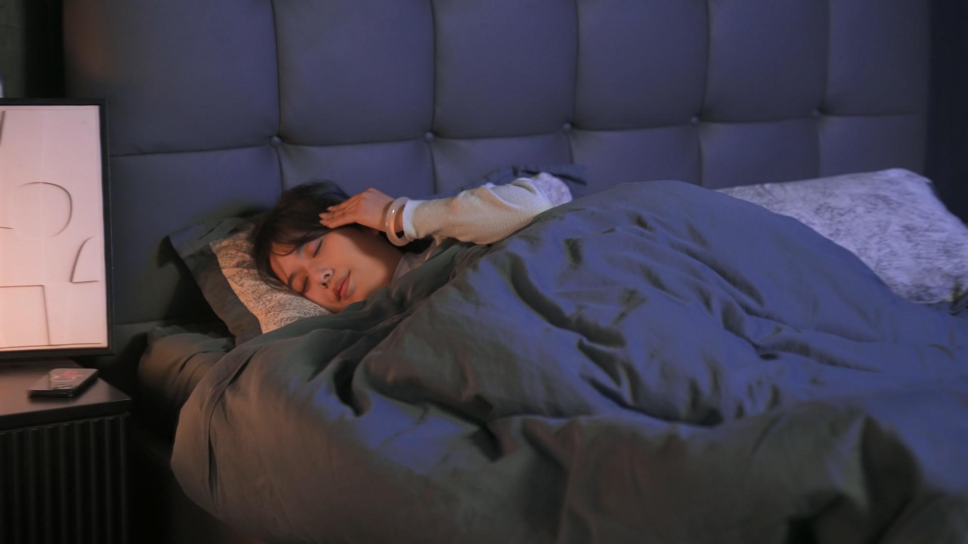 年轻女性夜晚失眠焦虑难以入睡视频的预览图