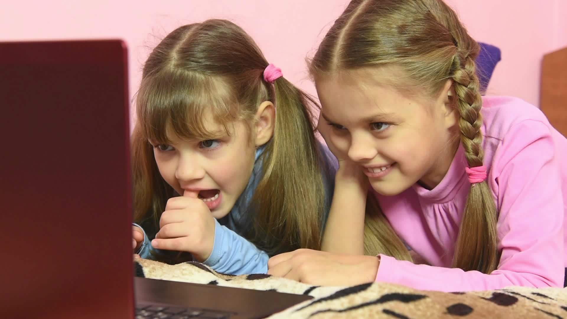 在笔记本电脑屏幕上看到的孩子们是出乎意料和可怕的视频的预览图