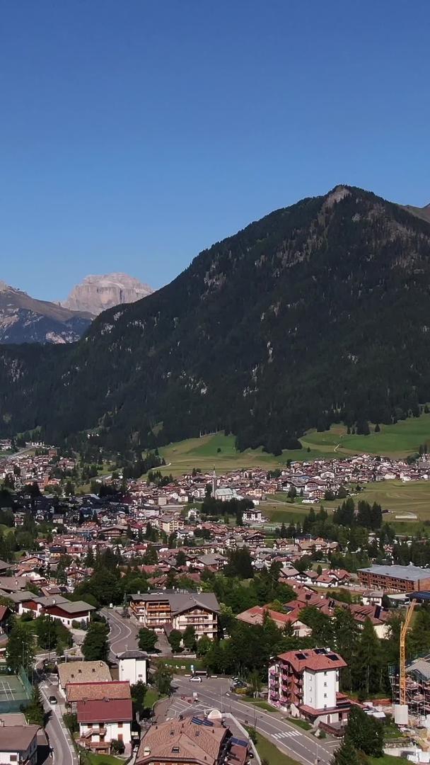 无人驾驶飞机航拍欧洲山谷中的田园小镇全景视频的预览图