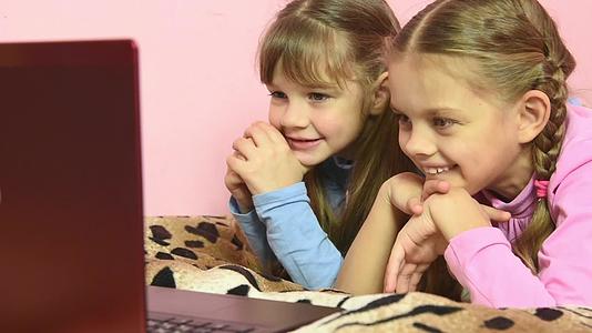 通过笔记本电脑屏幕观看孩子和各种情绪的乐趣视频的预览图
