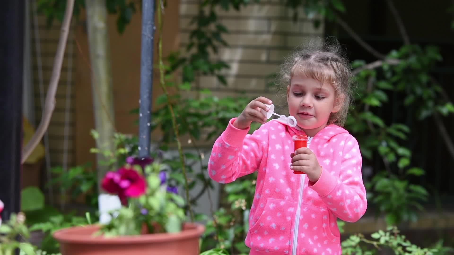 一个5岁的女孩非常生气因为它最终会导致气泡膨胀视频的预览图