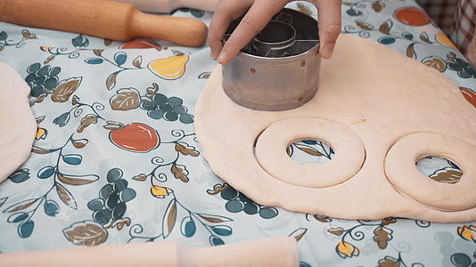 在烹饪学校孩子们用手把面团切成圆形来烤饼干视频的预览图