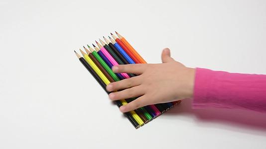 孩子们的手收集了一套彩色的铅笔视频的预览图