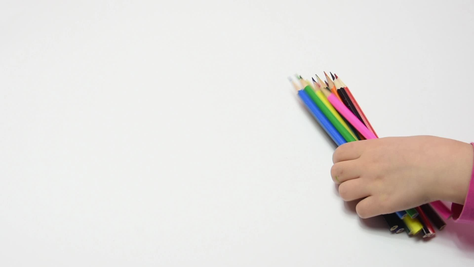 孩子把手放在纸笔上指着一个女人手的地方视频的预览图