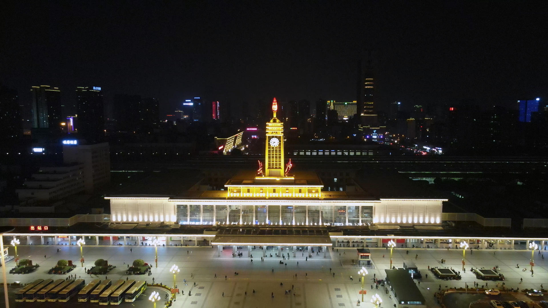 航拍长沙火车站夜景视频的预览图