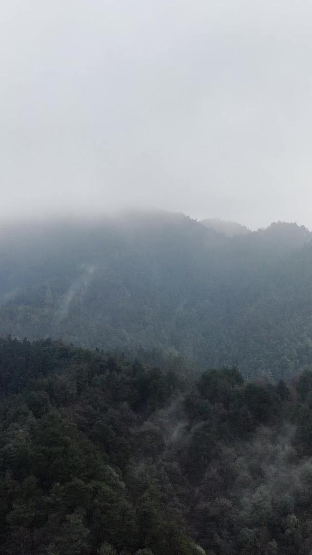 雨后大山云雾移动延迟航拍视频的预览图