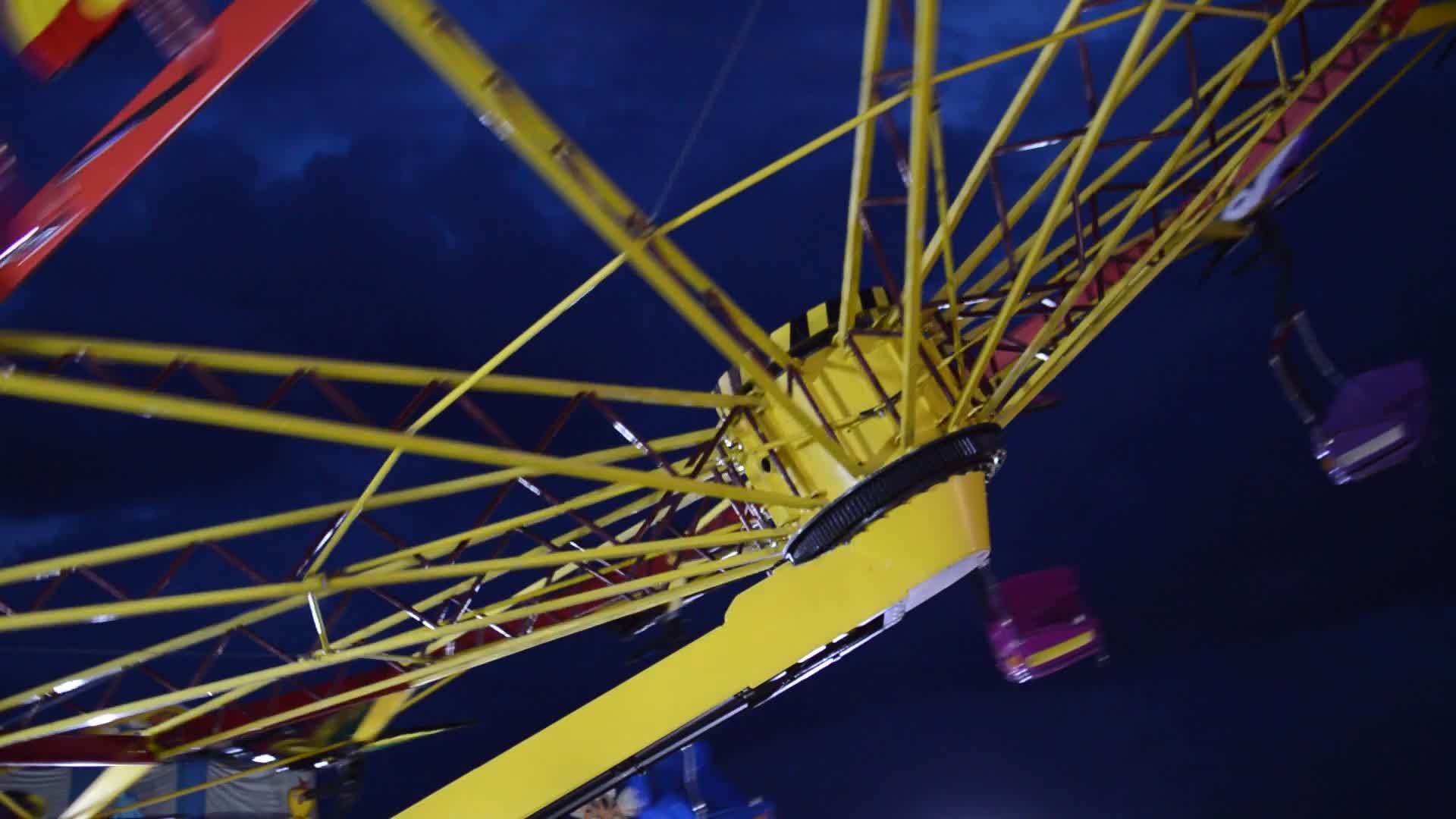 夜间娱乐露娜公园的景色被彩色灯光覆盖视频的预览图
