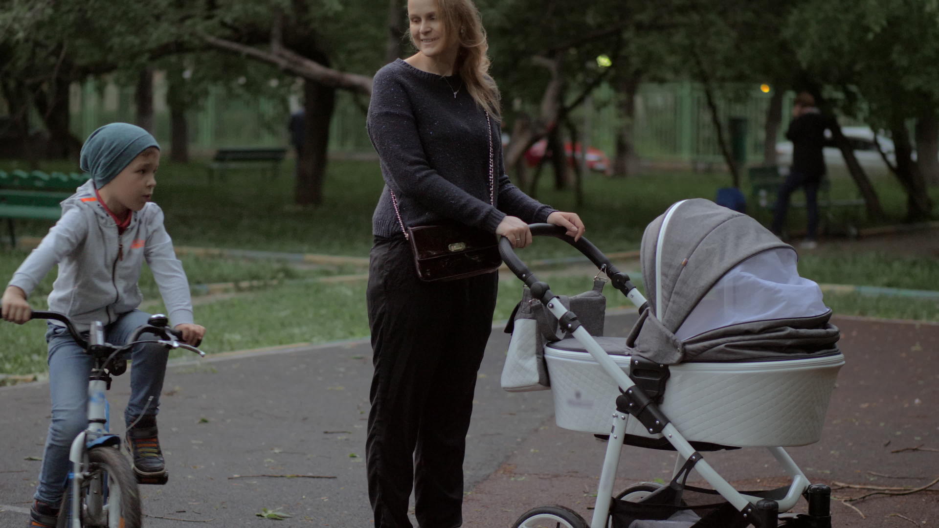母亲、婴儿和长子在户外散步视频的预览图