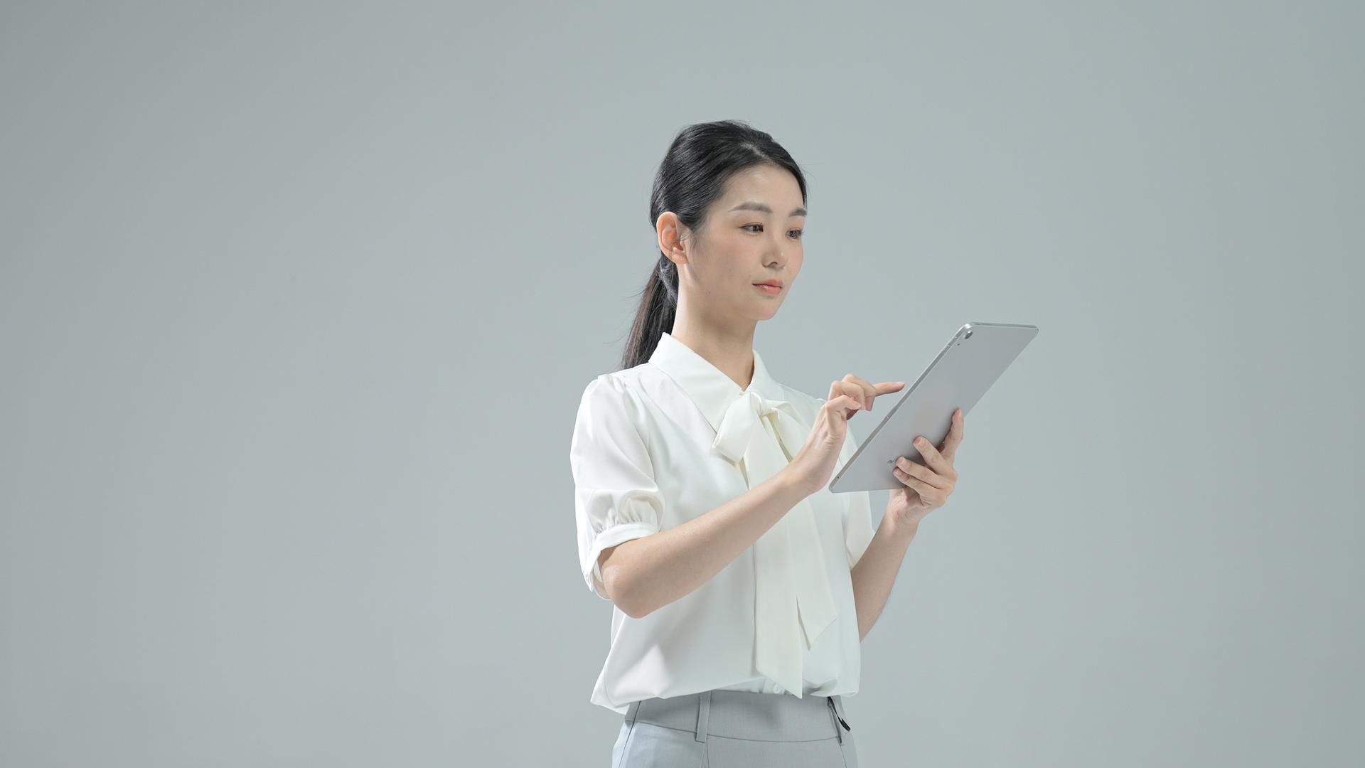 年轻女性使用平板电脑视频的预览图